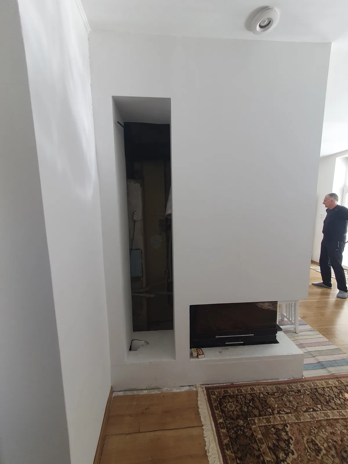 Moderný biely krb s panoramatickou krbovou vložkou